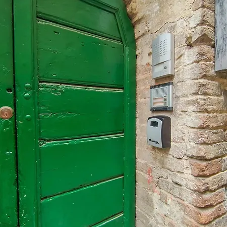 Bilocale Moderno Nel Centro Storico By Host Hero شقة *