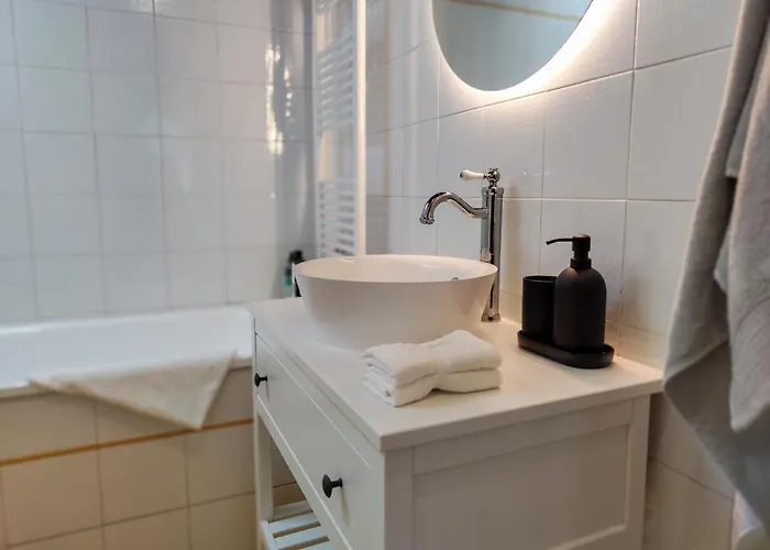 Bilocale Moderno Nel Centro Storico By Host Hero